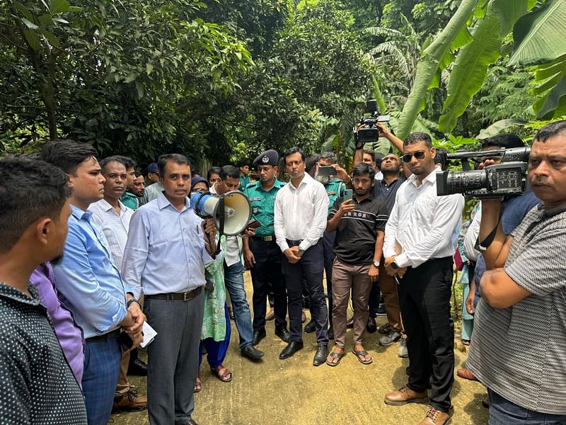 চট্টগ্রামে পাহাড় কাটা বন্ধে বিশেষ অভিযান পরিচালনার সময় জনসাধারণকে সচেতন করতে মাইকিং করা হচ্ছে। আজ মঙ্গলবার